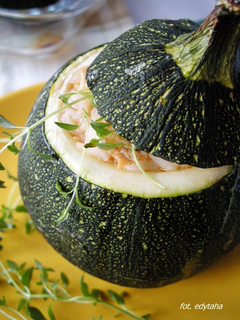 Cukinia faszerowana grillowanym kurczakiem Cukinia faszerowana grillowanym kurczakiem