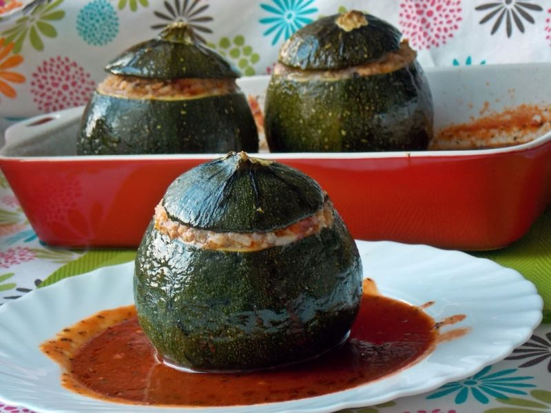 Cukinia faszerowana grzybami i pomidorami Cukinia faszerowana grzybami i pomidorami