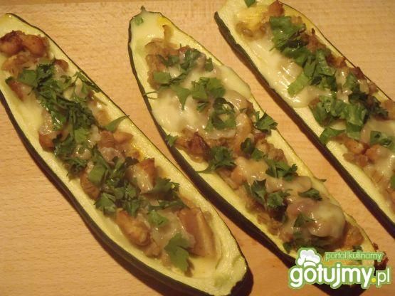 Cukinia faszerowana kaszą i kurczakiem