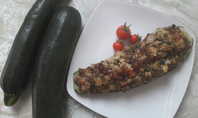 Cukinia faszerowana kaszą i soczewicą