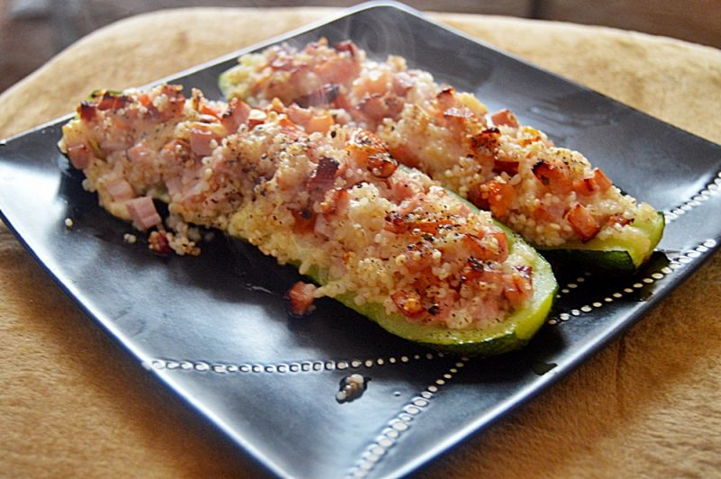 Cukinia faszerowana kaszą, pomidorem i wędliną Cukinia faszerowana kaszą, pomidorem i wędliną