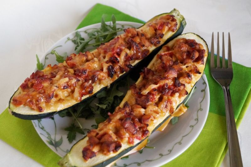 Cukinia faszerowana kurczakiem i papryką Cukinia faszerowana kurczakiem i papryką