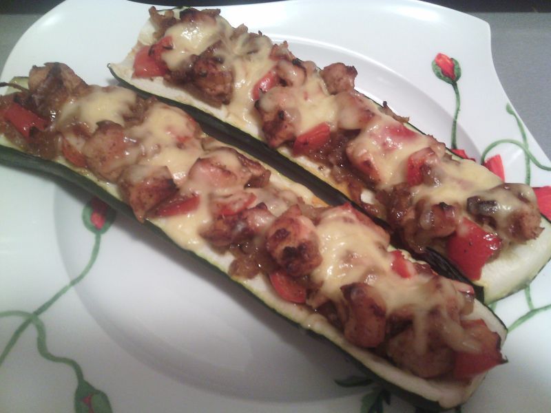 Cukinia faszerowana kurczakiem i papryką Cukinia faszerowana kurczakiem i papryką