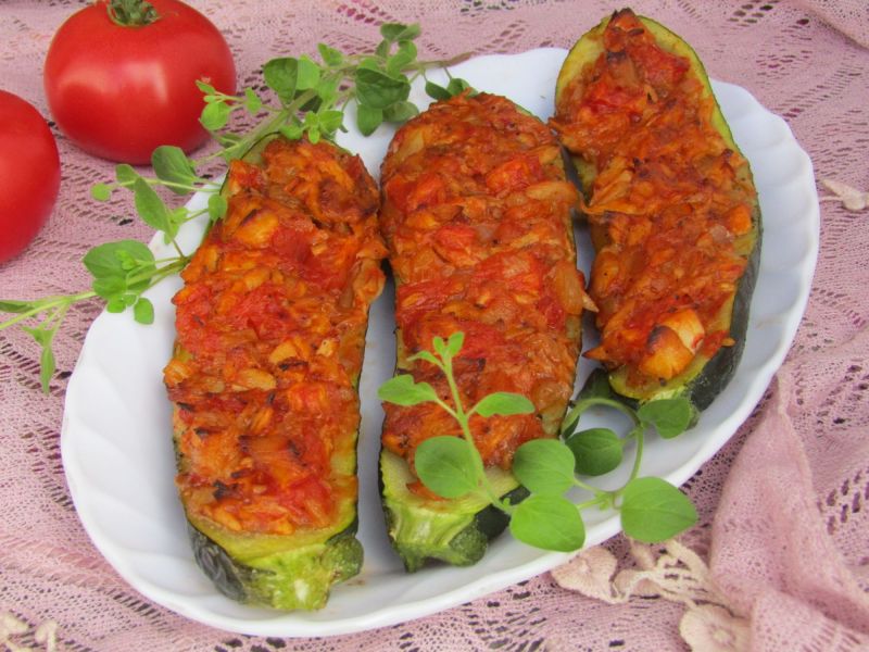 Cukinia faszerowana kurczakiem i pomidorami Cukinia faszerowana kurczakiem i pomidorami
