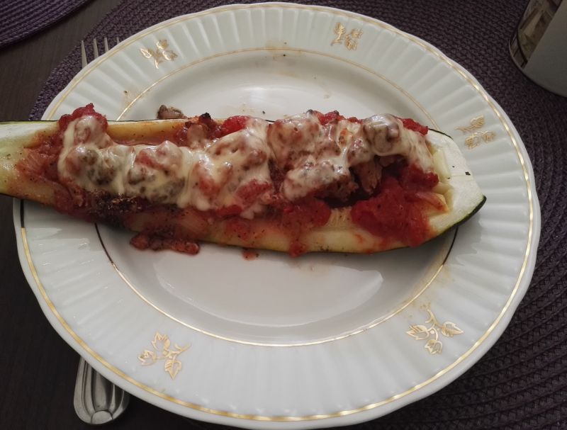 Cukinia faszerowana kurczakiem i pomidorami