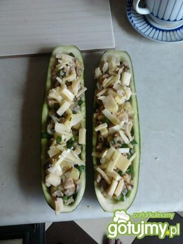 Cukinia faszerowana kurczakiem i serem