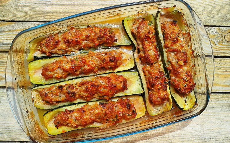 Cukinia faszerowana mieloną wieprzowiną po włosku Cukinia faszerowana mieloną wieprzowiną po włosku