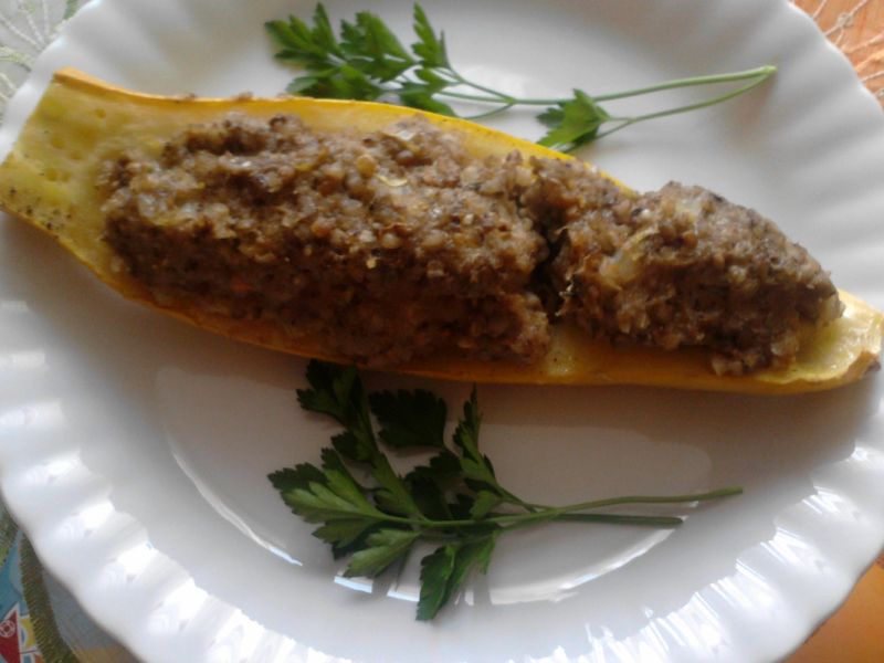 Cukinia faszerowana mięsem i kaszą 