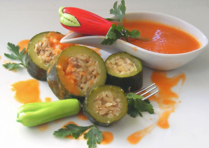 Cukinia faszerowana ( mięsem i marchewkowym ryżem)