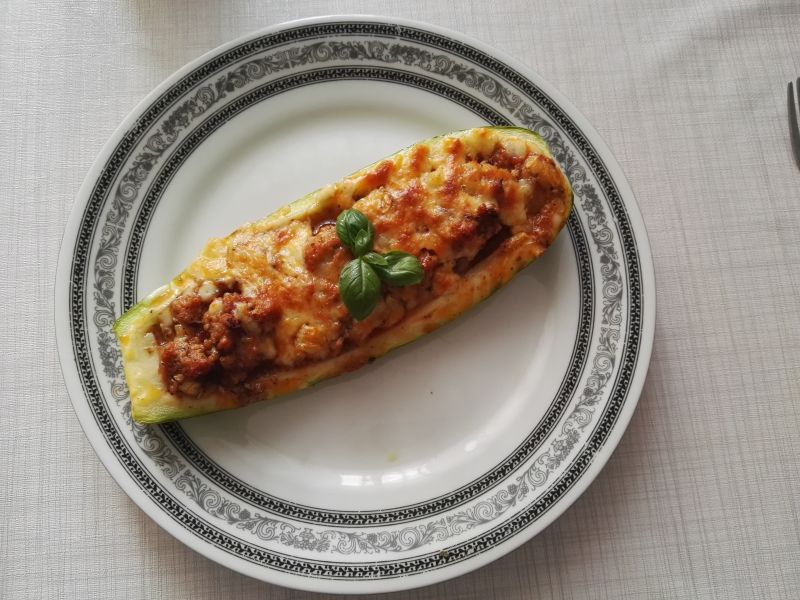 Cukinia faszerowana mięsem i miąższem cukinii Cukinia faszerowana mięsem i miąższem cukinii