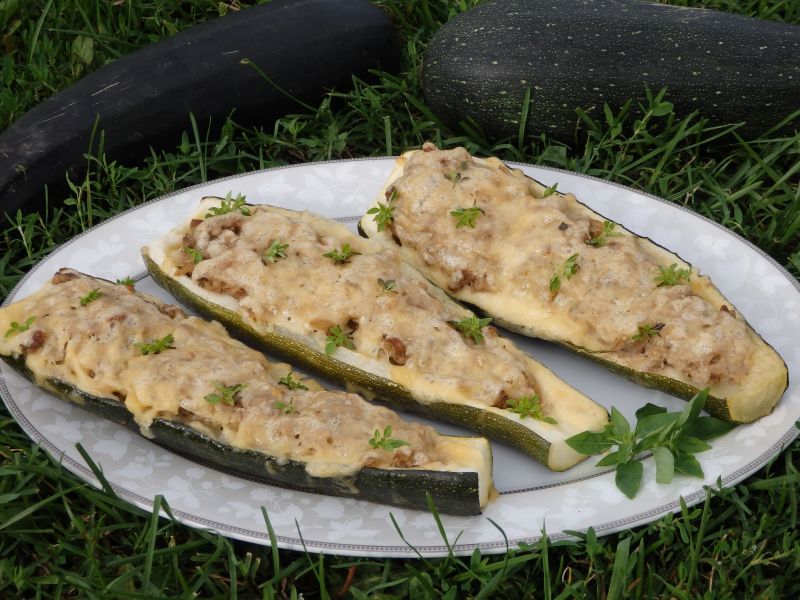 Cukinia faszerowana mięsem i pęczakiem 