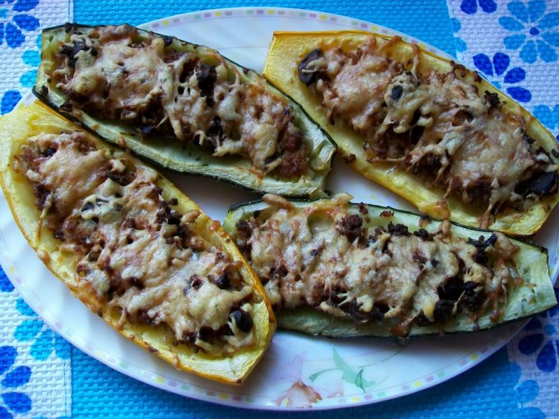 Cukinia faszerowana mięsem i pieczarkami Cukinia faszerowana mięsem i pieczarkami