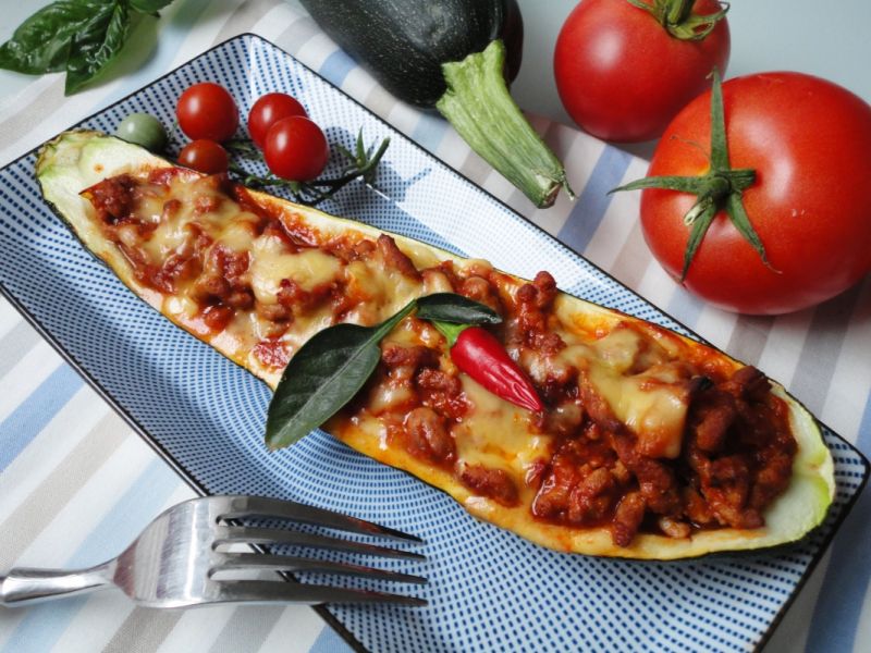 Cukinia faszerowana mięsem i pomidorami z cynamone