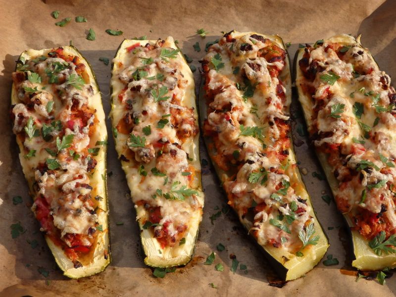 Cukinia faszerowana mięsem i warzywami