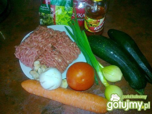 Cukinia faszerowana mięsem i warzywami
