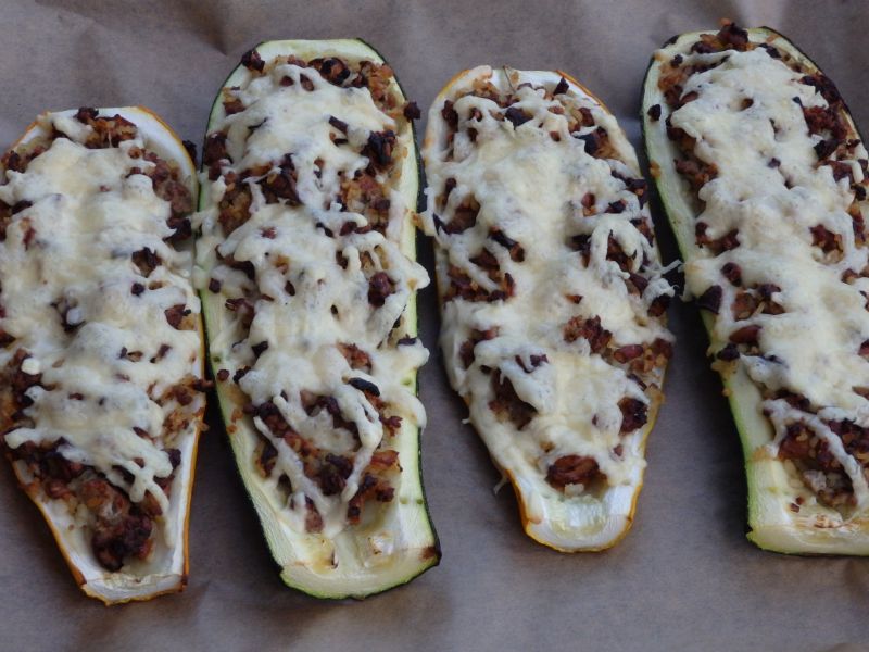 Cukinia faszerowana mięsem, kaszą bulgur i kurkami