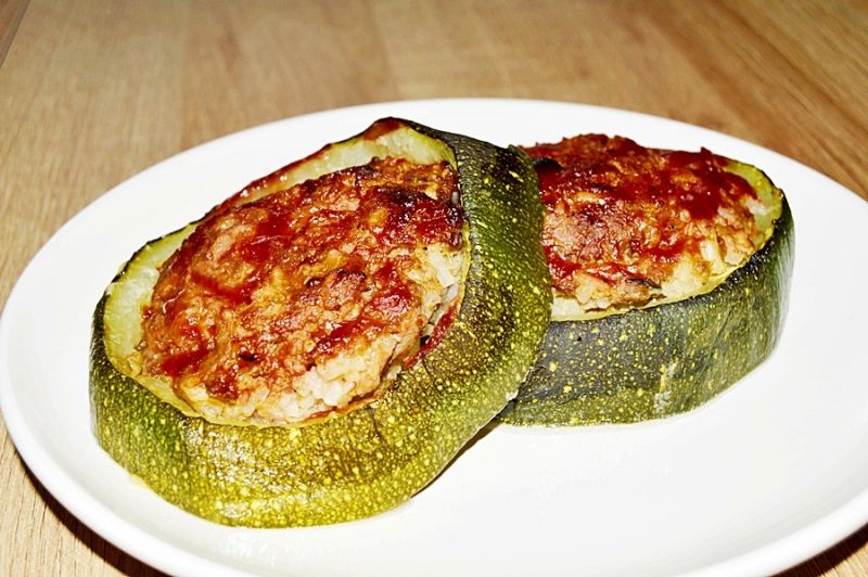 Cukinia faszerowana mięsem, ryżem i papryką Cukinia faszerowana mięsem, ryżem i papryką