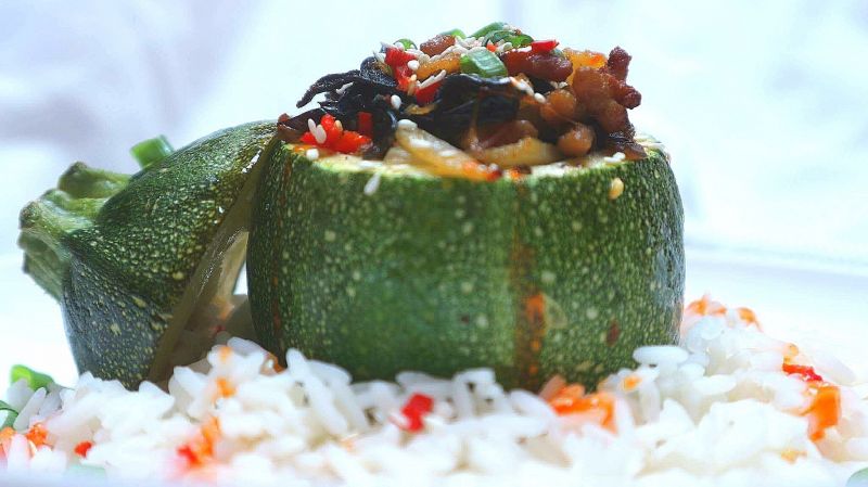 Cukinia faszerowana mięsem w stylu azjatyckim