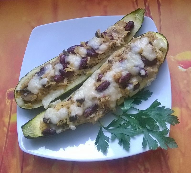 Cukinia faszerowana mieszanką, pieczarkami, fasolą