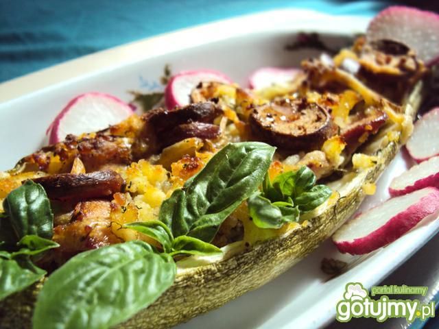 Cukinia faszerowana parówkami, twarogiem Cukinia faszerowana parówkami, twarogiem