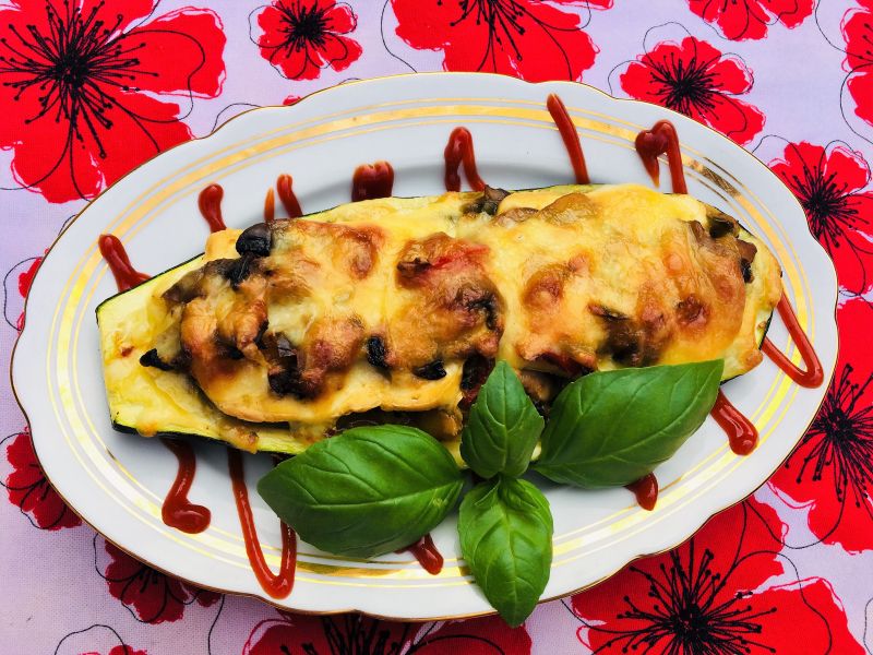 Cukinia faszerowana pieczarkami i serem tofu Cukinia faszerowana pieczarkami i serem tofu