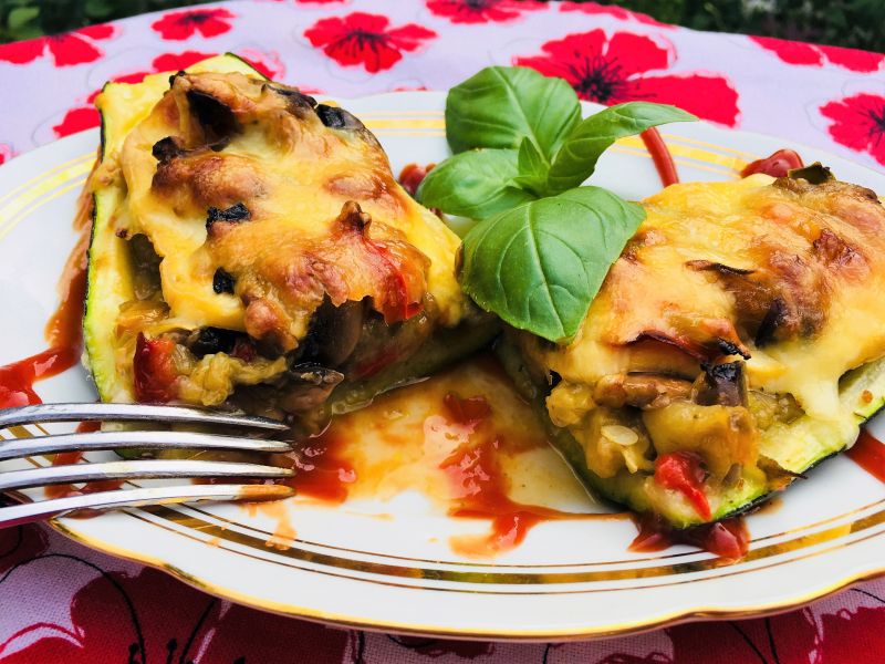 Cukinia faszerowana pieczarkami i serem tofu Cukinia faszerowana pieczarkami i serem tofu