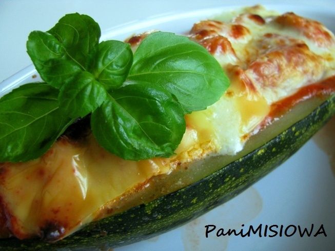 Cukinia faszerowana pomidorami i kurczakiem