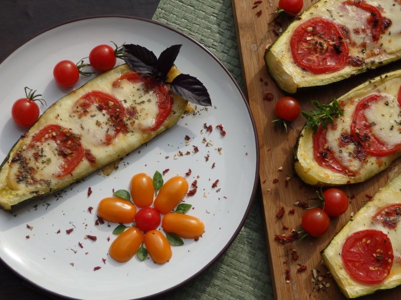 Cukinia faszerowana pomidorami i mozzarellą Cukinia faszerowana pomidorami i mozzarellą
