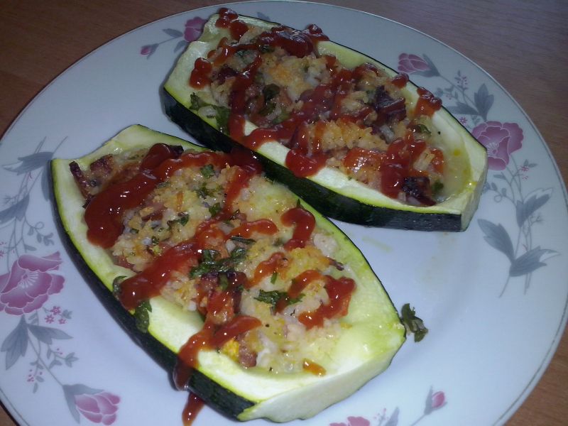 Cukinia faszerowana ryżem i kiełbasą Cukinia faszerowana ryżem i kiełbasą