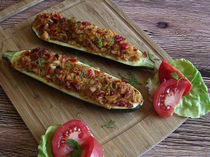 Cukinia faszerowana ryżem z warzywami i kurczakiem