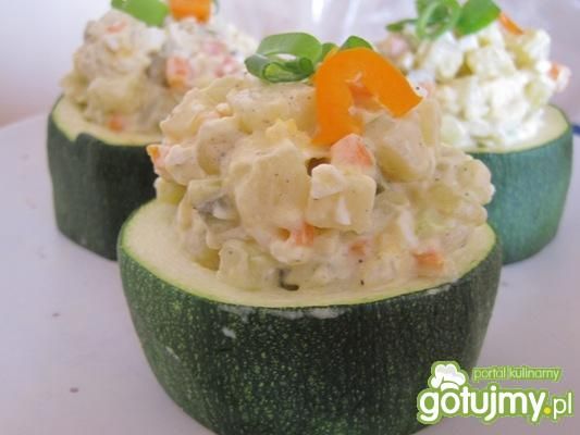 Cukinia faszerowana sałatką jarzynową Cukinia faszerowana sałatką jarzynową