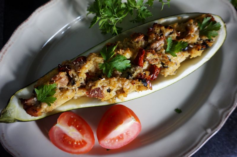 Cukinia faszerowana w stylu śródziemnomorskim Cukinia faszerowana w stylu śródziemnomorskim