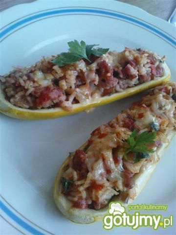 Cukinia faszerowana warzywami i mięsem