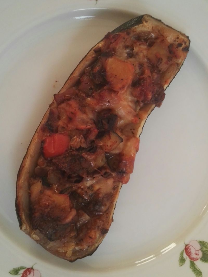 Cukinia faszerowana warzywami i pieczarkami Cukinia faszerowana warzywami i pieczarkami