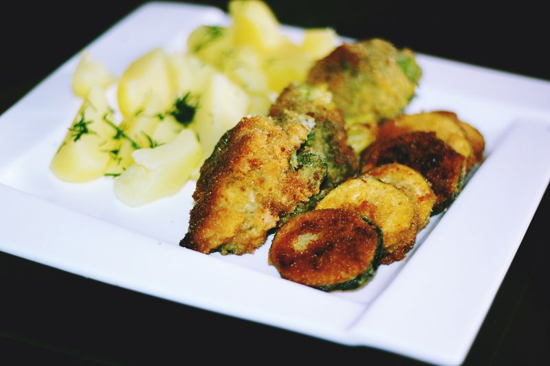 Cukinia i brokuł smażony podany młodymi ziemniaczk Cukinia i brokuł smażony podany młodymi ziemniaczk