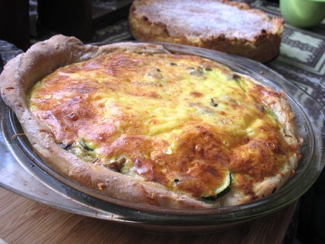 Cukinia i pieczarki zapiekane na drożdżowym cieści