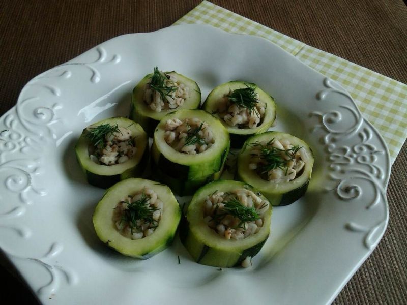 Cukinia nadziana pęczakiem kurczakiem i koperkiem 