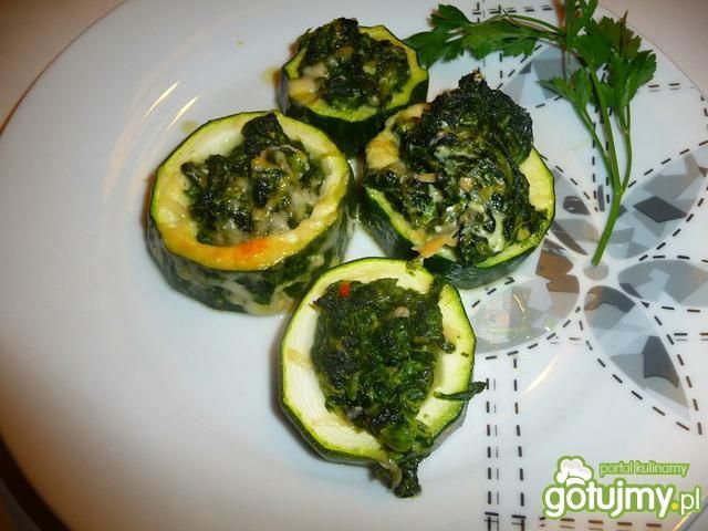 Cukinia nadziana szpinakiem i serami