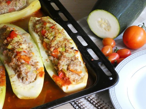 Cukinia nadziewana kaszą, mięsem i warzywami 