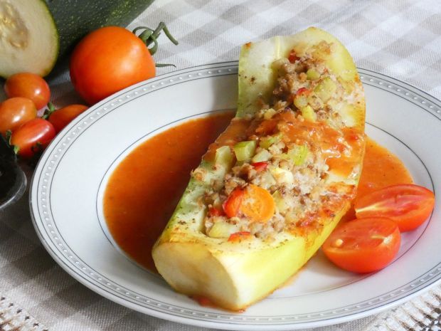 Cukinia nadziewana kaszą, mięsem i warzywami 