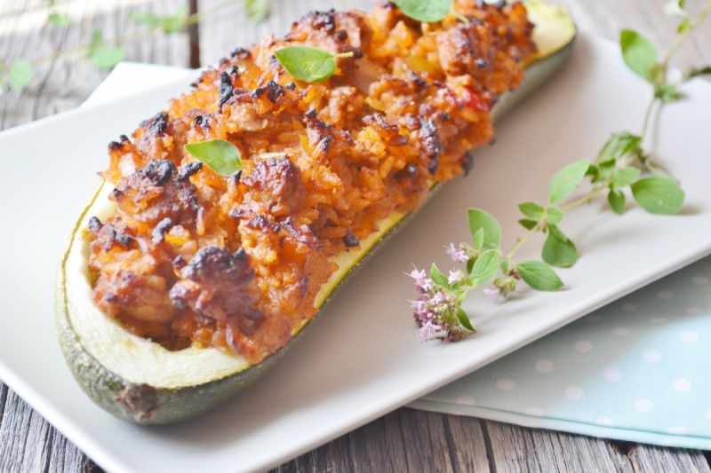 Cukinia nadziewana ryżem i mięsem mielonym Cukinia nadziewana ryżem i mięsem mielonym