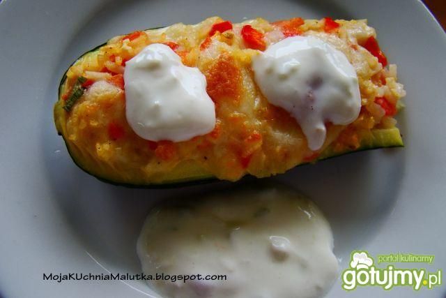 Cukinia nadziewana ryżem i warzywami 