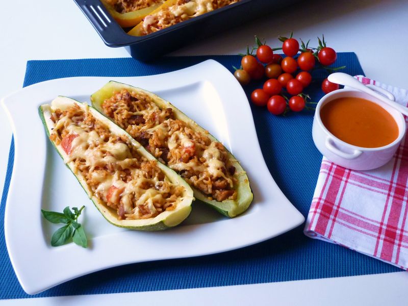 Cukinia nadziewana ryżem, mięsem i pomidorami
