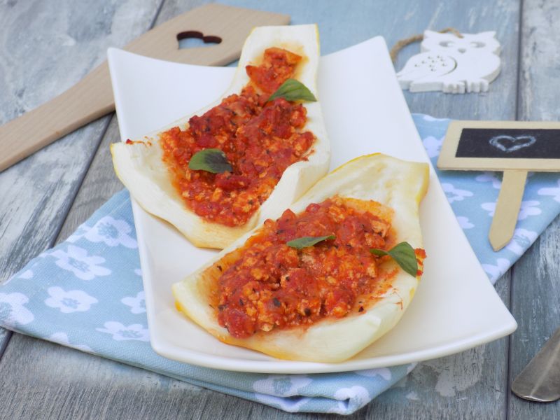 Cukinia nadziewana tofu, mozzarellą i pomidorami Cukinia nadziewana tofu, mozzarellą i pomidorami