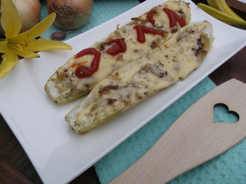 Cukinia pieczona z cebulą i serem żółtym