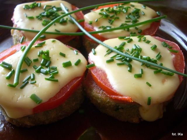 Cukinia smażona z pomidorami i serem