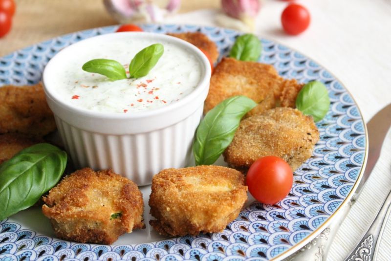 Cukinia w panierce z sosem jogurtowym