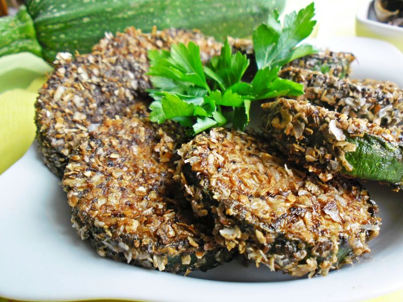 Cukinia w panierce z suszonych grzybów i otrąb