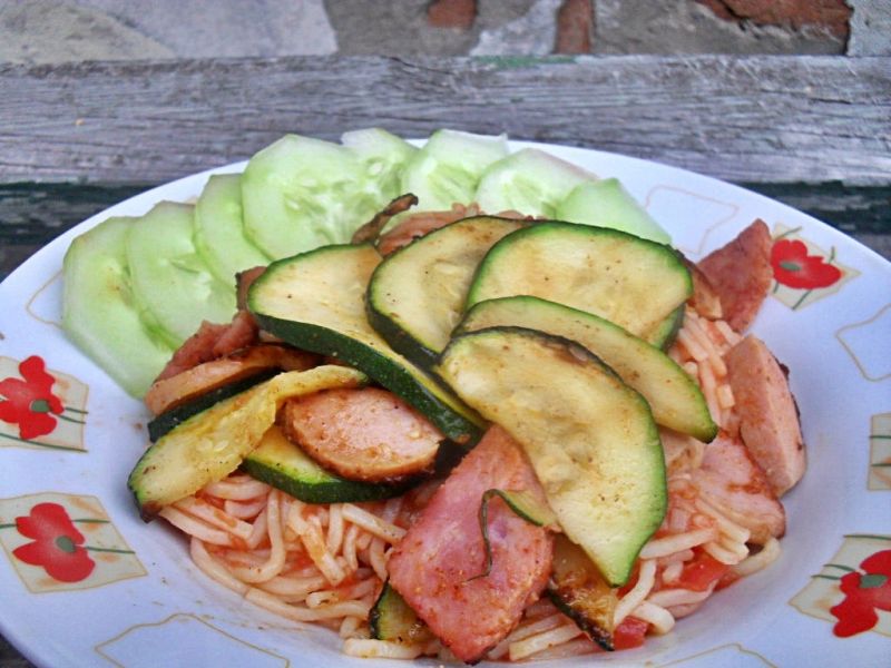 Cukinia w pomidorowym makaronie Cukinia w pomidorowym makaronie