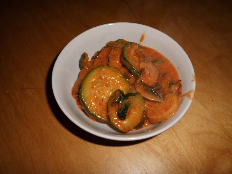 Cukinia w sosie jogurtowo-pomidorowym